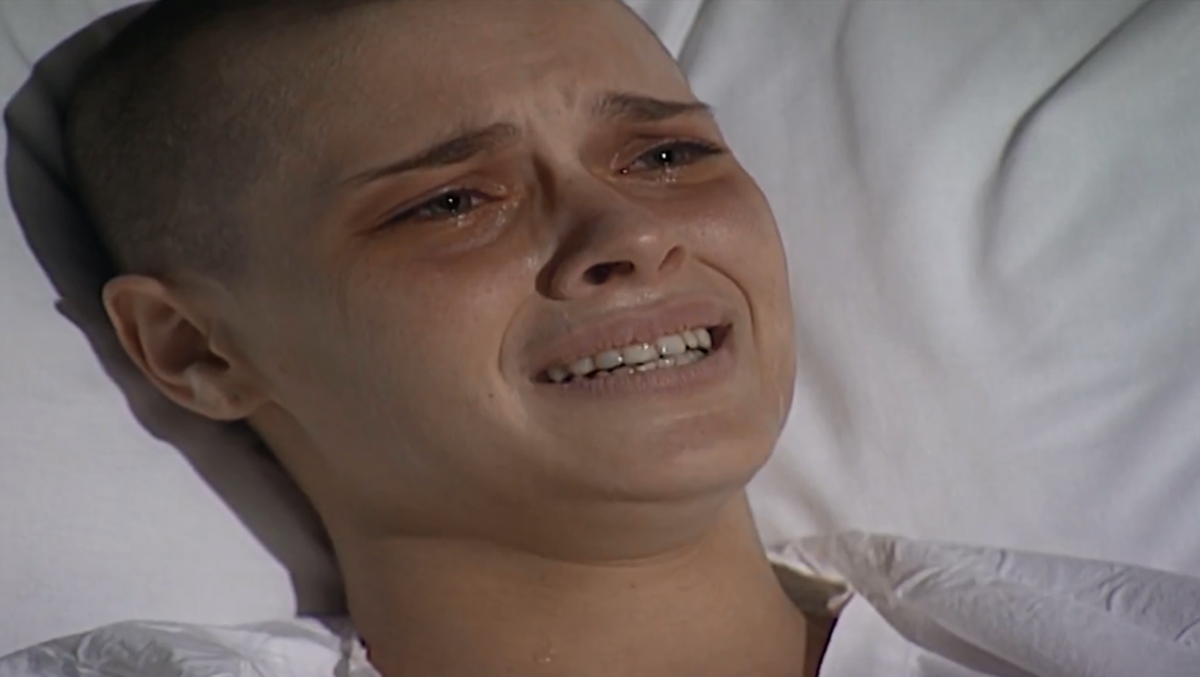 Camila (Carolina Dieckamnn) recebe notícia da cura e deixa o hospital (Reprodução: Globo)