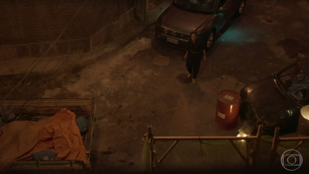 Vitória (Taís Araújo) chega ao esconderijo de Álvaro (Irandhir Santos) em cena de Amor de Mãe (Reprodução/Globo)