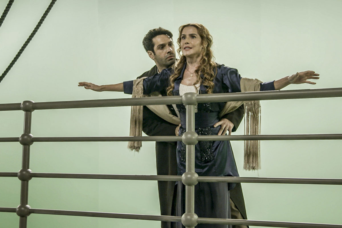João Baldasserini e Deborah Secco recriam cena clássica de Titanic (Rede Globo/Divulgação)