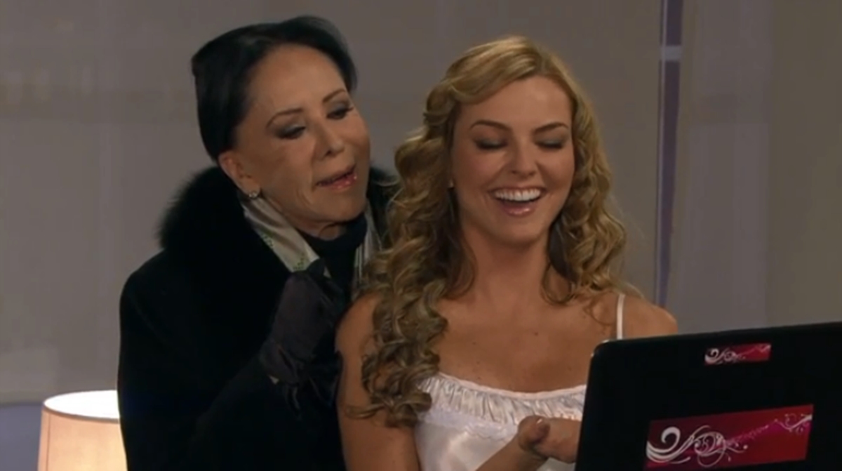 Odette (Lilia Aragón) e Kendra (Marjorie de Sousa) se unem para destruir casamento de Vitória (Érika Buenfil) (Reprodução: Televisa S.A.)