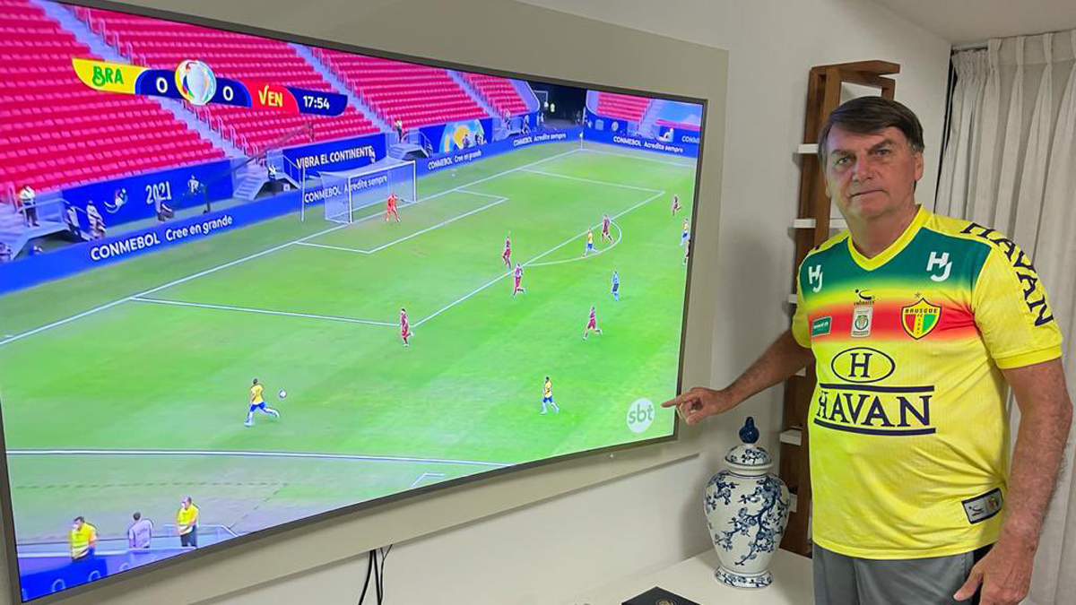 Jair Bolsonaro assistindo à Copa América no SBT