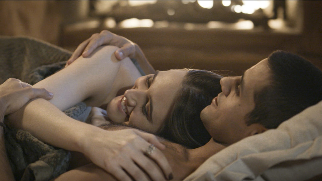 Téo (Felipe Simas) e Luna/Fiona (Juliana Paiva) aquecidos pela lareira. Primeira noite de amor do casal - (Divulgação/Globo)