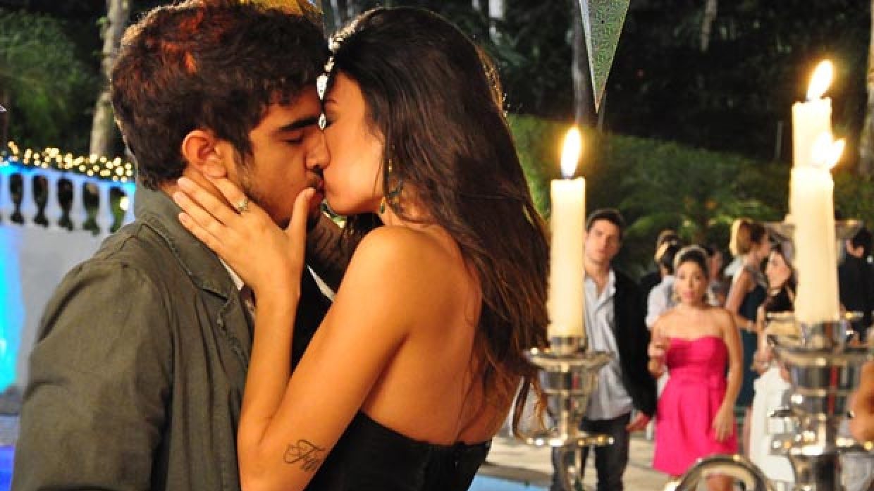 Edgar (Caio Castro) e Amanda (Thaila Ayala) se beijam em Ti-Ti-Ti (Divulgação/Globo)