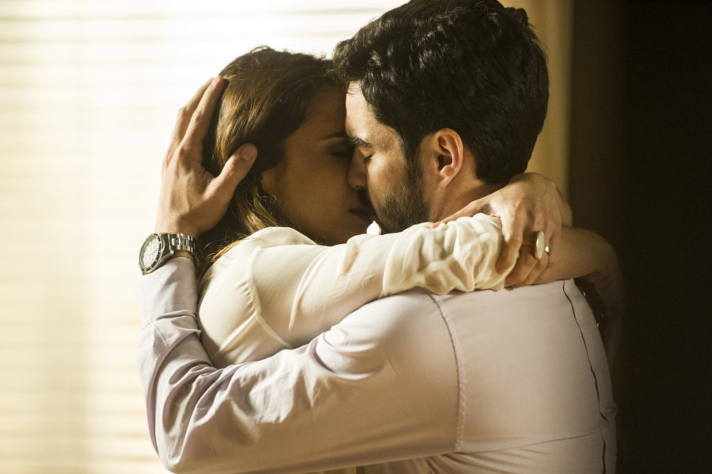 Danielle ( Maria Ribeiro ) fechando a mala, José Pedro ( Caio Blat ) a abraça carinhosamente (Divulgação/Globo)