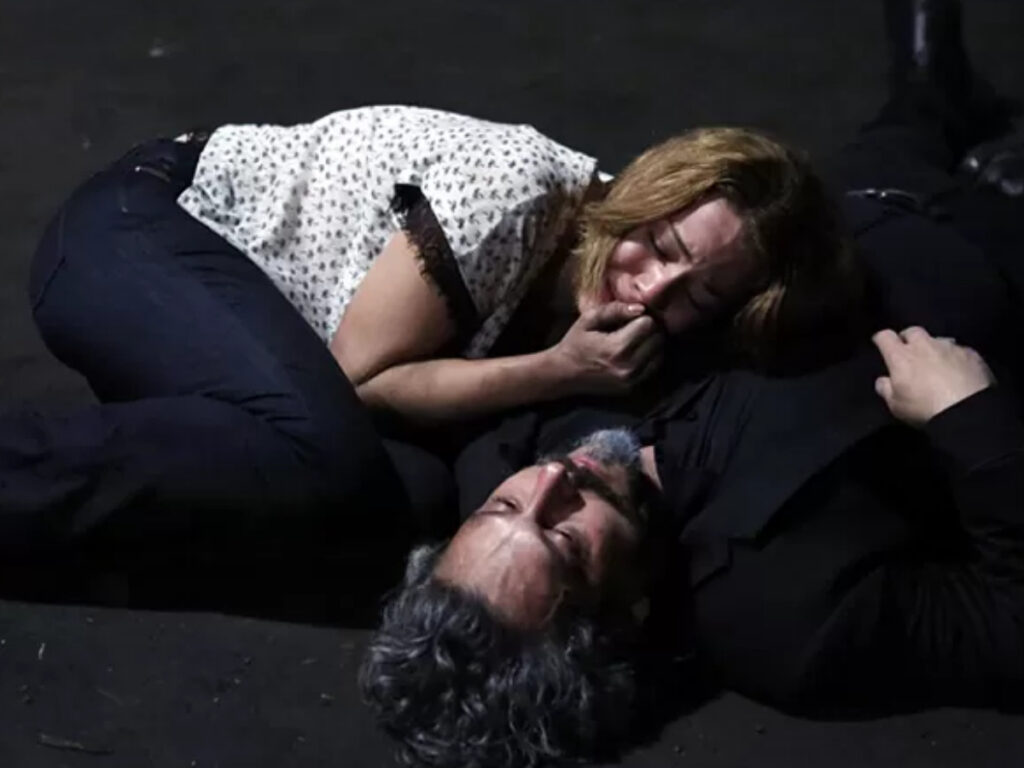 Cristina (Leandra Leal) sofre com a morte de José Alfredo (Alexandre Nero) em Império (Reprodução/Globo)