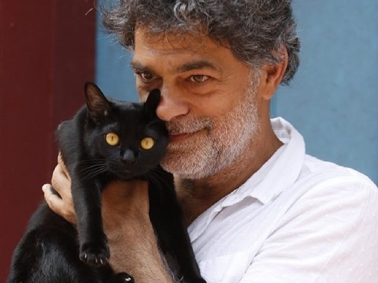 Eduardo Moscovis com o gato Leon em O Sétimo Guardião (Divulgação/Globo)