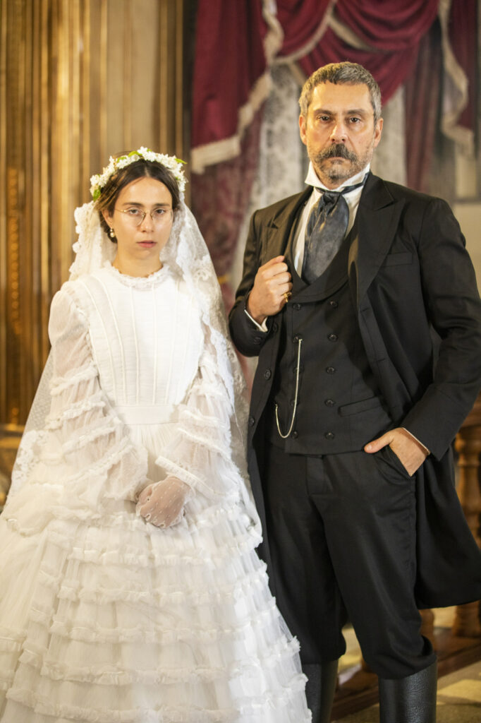 Dolores (Daphne Bozaski) e Tonico (Alexandre Nero) de Nos Tempos do Imperador (Divulgação/Globo)