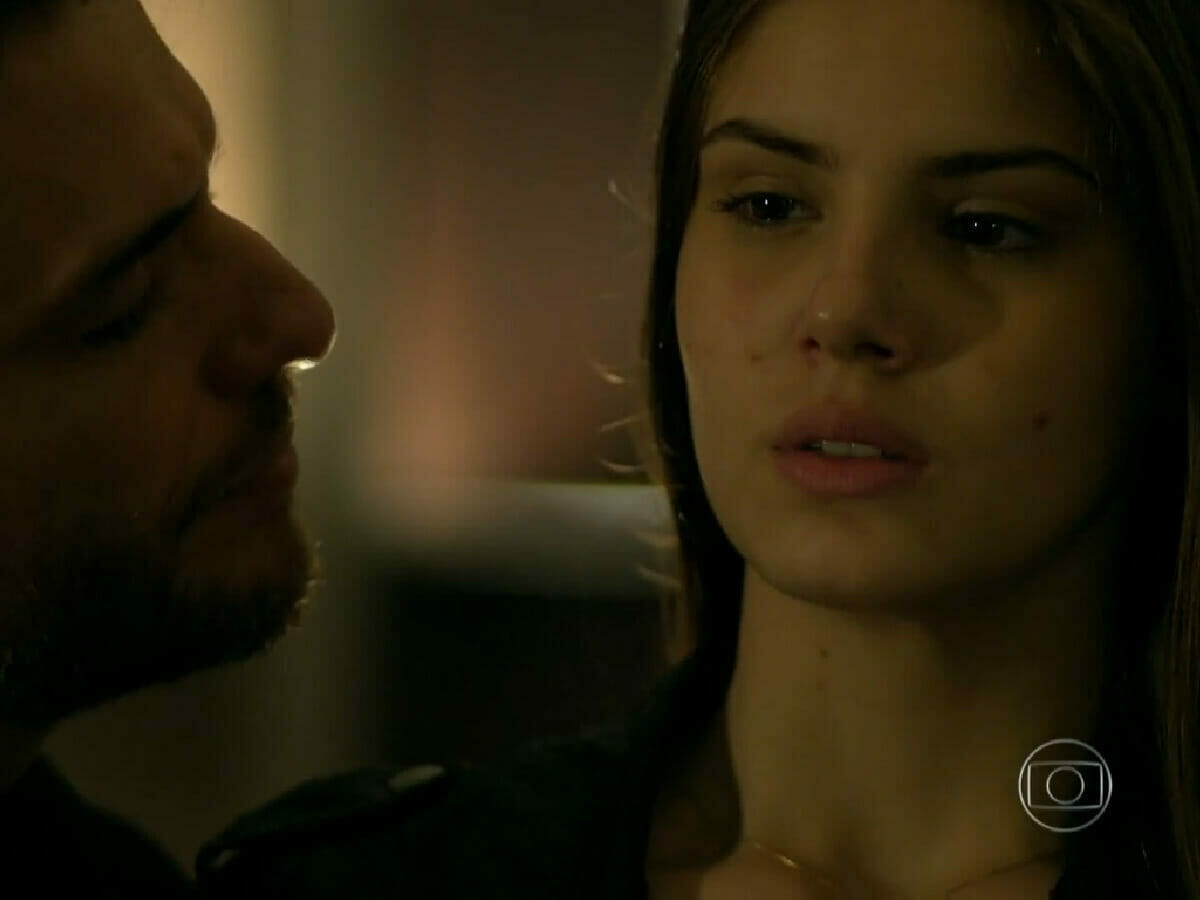 Alex (Rodrigo Lombardi) e Angel (Camila Queiroz) em Verdades Secretas (Reprodução/Globoplay)