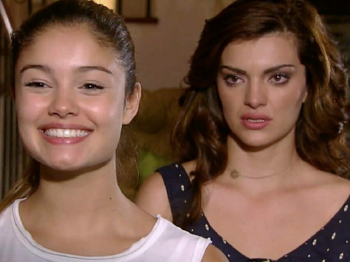 Stéfany (Sophie Charlotte) e Desirée (Mayana Neiva) em Ti-Ti-Ti (Reprodução/Globo)