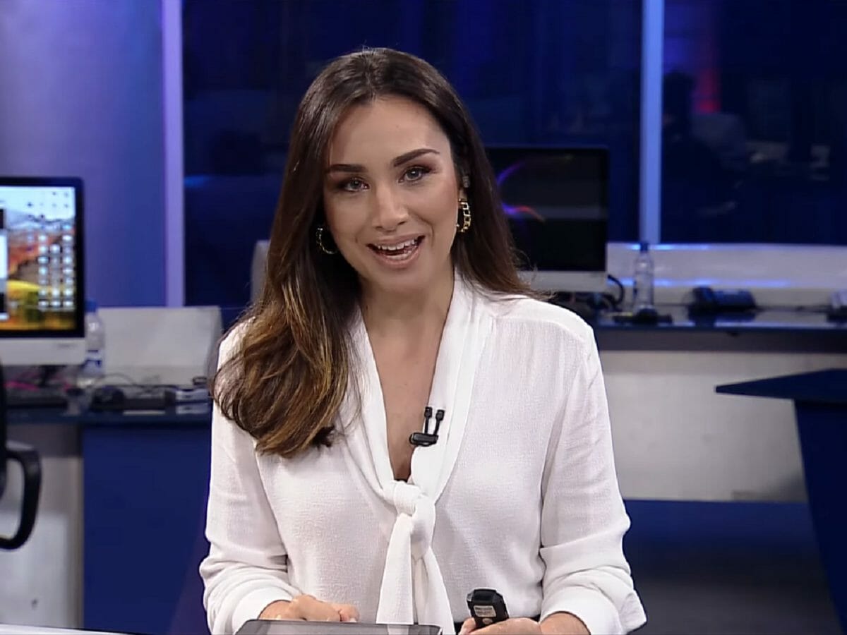Millena Machado na bancada do RedeTV News