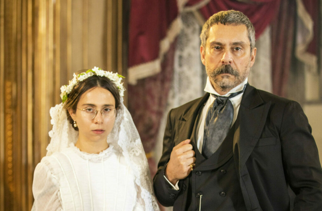 Dolores (Daphne Bozaski) e Tonico (Alexandre Nero) de Nos Tempos do Imperador (Divulgação/Globo)