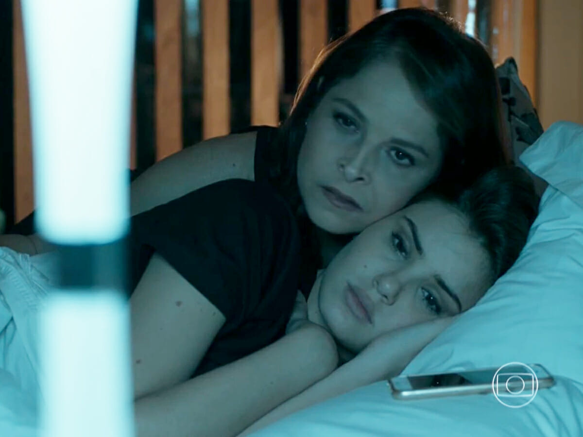 Carolina (Drica Moraes) e Angel (Camila Queiroz) em Verdades Secretas
