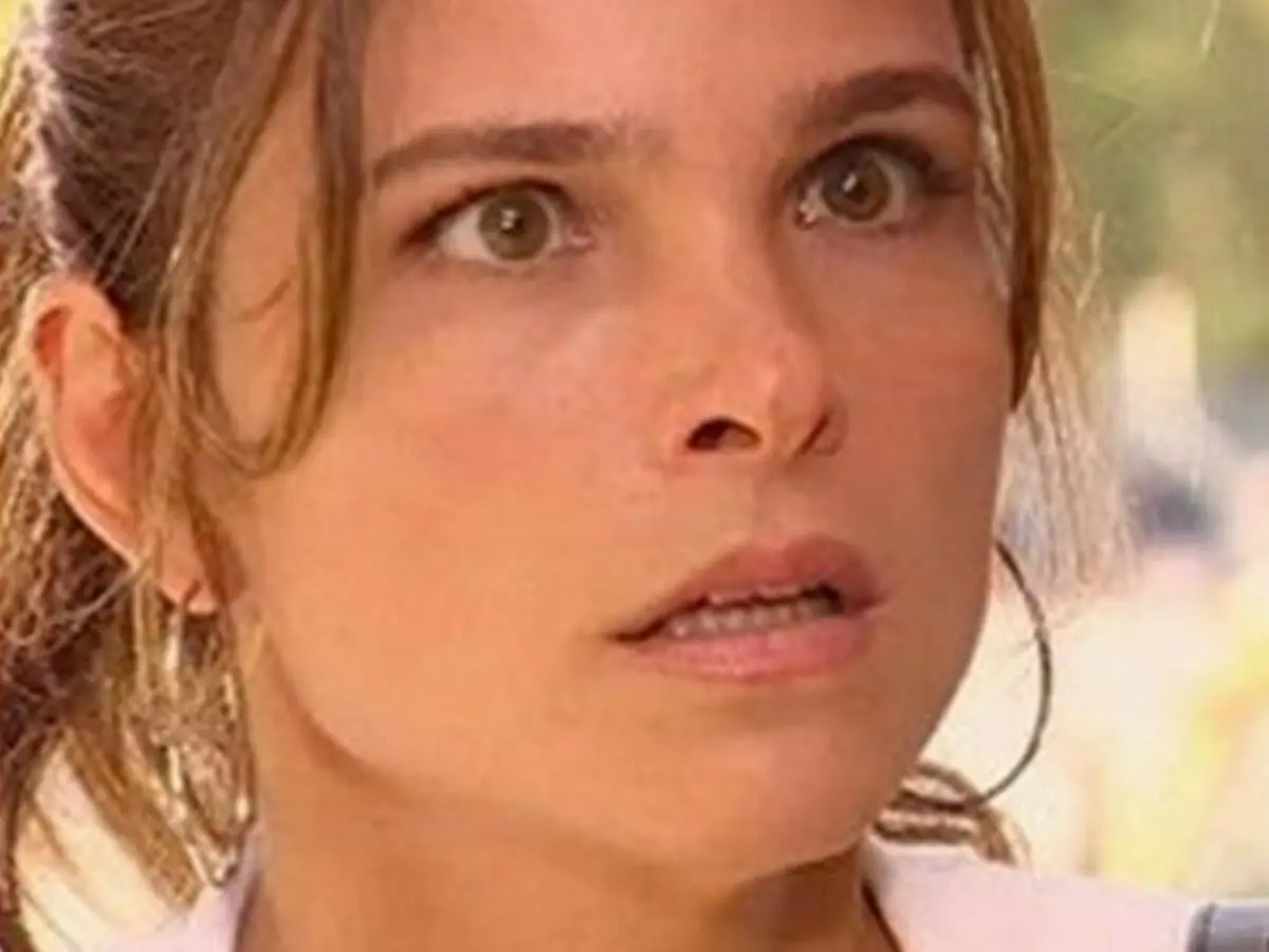Alicinha (Cristiana Oliveira) será 'chutada' por Edna (Nívea Maria) em O Clone (Reprodução)