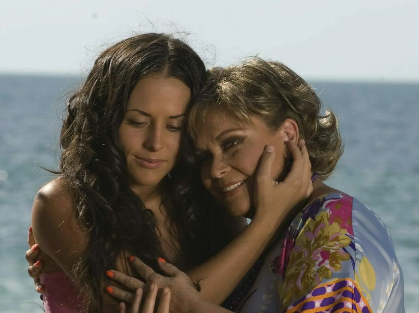 Estrela (Zuria Vega) e Violeta (Norma Herrera) em Mar de Amor (Divulgação/SBT)