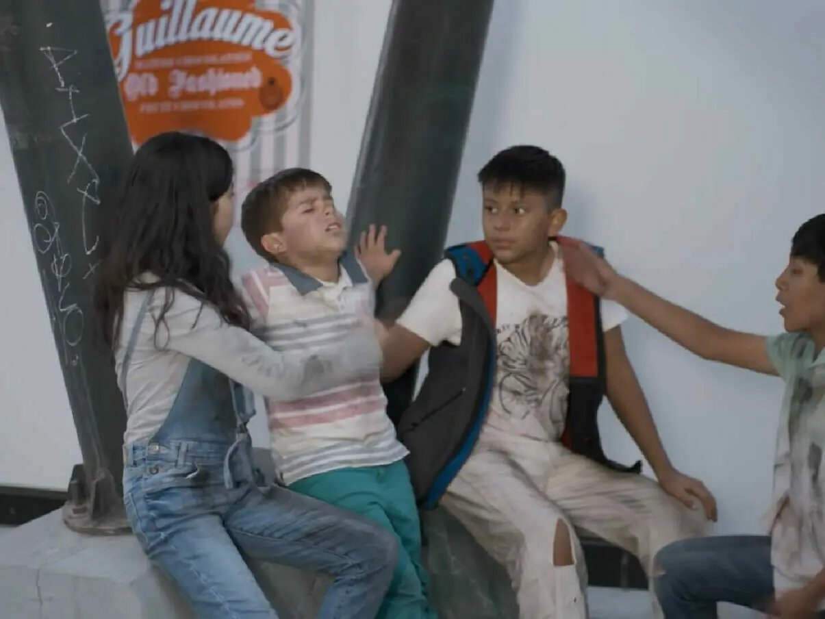 Nícolas (Leonardo Herrera) é amparado por meninos de rua em Te Dou a Vida (Reprodução/YouTube)
