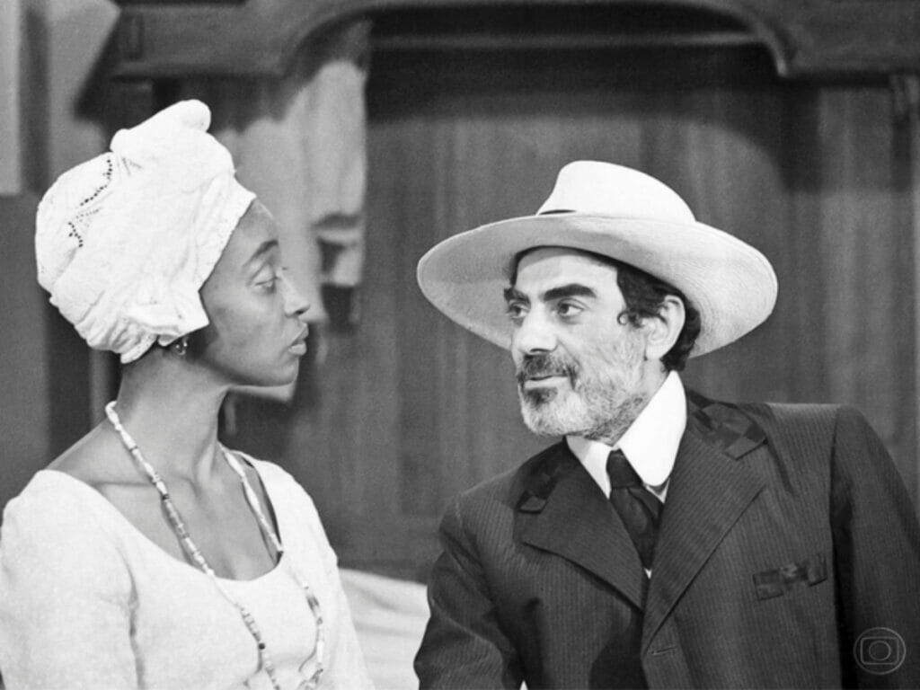 Isaac Bardavid com Rosa (Léa Garcia) em Escrava Isaura, em 1976 (Divulgação)