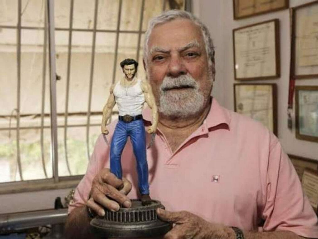 O ator e dublador Isaac Bardavid com boneco de Wolverine (Reprodução)