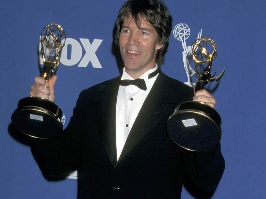 David E. Kelley segura estatuetas do Emmy ganhas por The Practice e Ally McBeal, em 1999