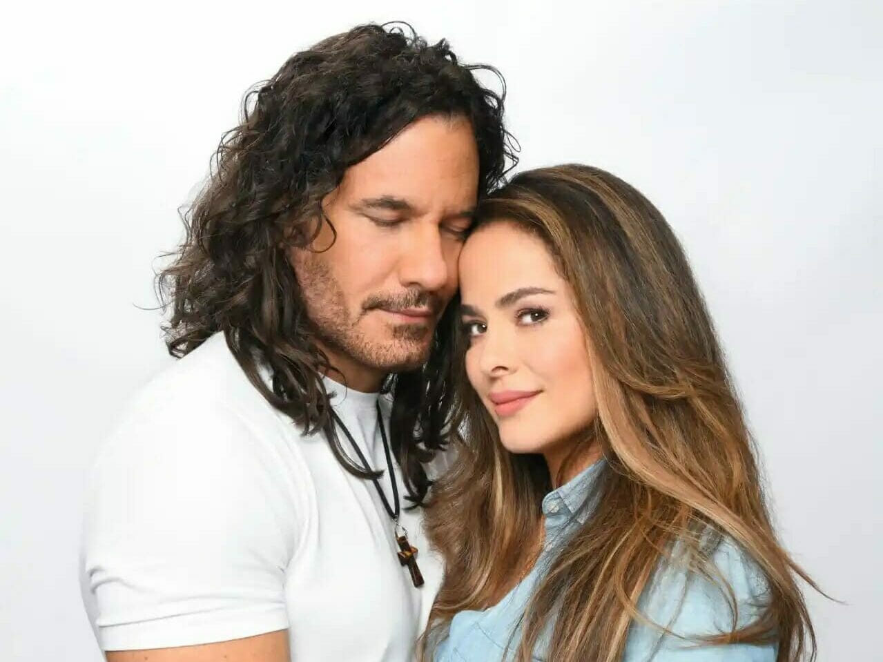 João (Mario Cimarro) e Norma (Danna García) em Paixões de Gavilanes