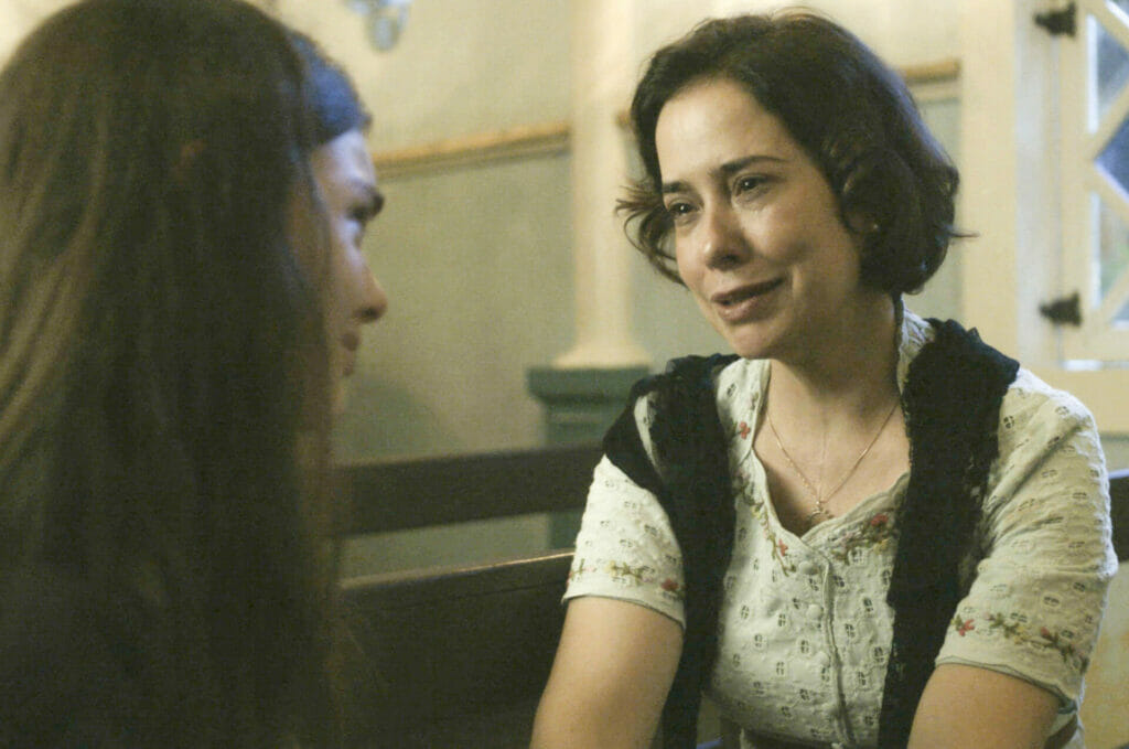 Heloísa (Paloma Duarte) e Olívia (Débora Ozório) em Além da Ilusão
