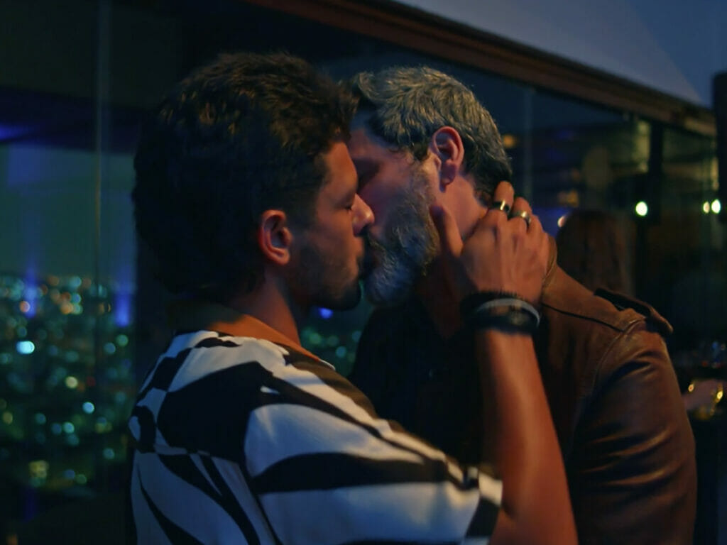 Décio e Kleber se beijam em Sob Pressão